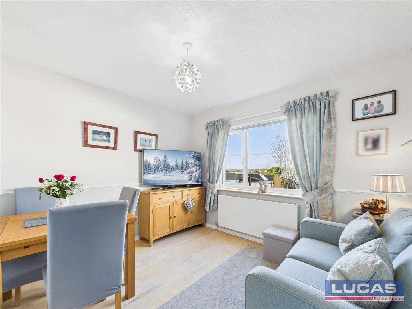 24 Lon Y Wennol, Llanfairpwll